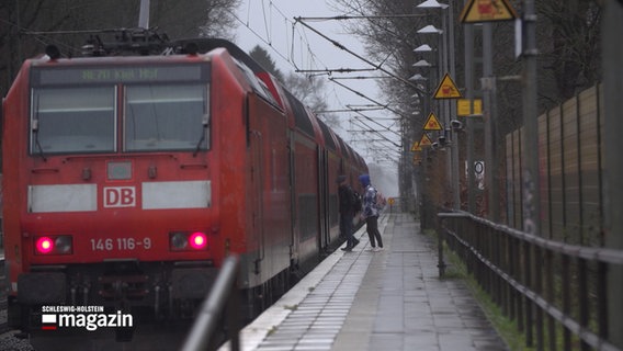 Zwei Personen steigen in einen Zug in Brokstedt. © NDR 