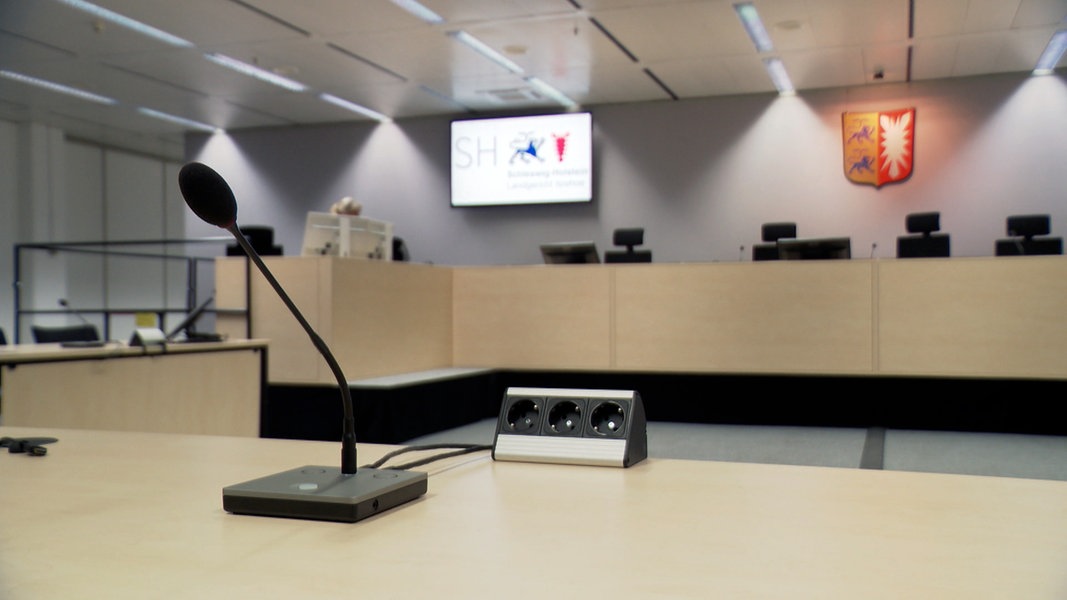 Ein Mikrofon steht auf einem Tisch in einem Gerichtssaal des Landgerichts Itzehoe.