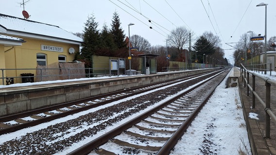 Der Bahnhof von Brokstedt im Winter mit Schnee. © NDR Foto: Sofia Tchernomordik
