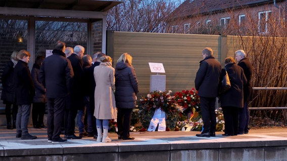 Politiker gedenken den Opfern der Messerattacke von Brokstedt. © dpa Foto: Christian Charisius