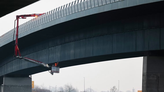 Experten untersuchen die gesperrte Holtenauer Olympia- Hochbrücke. © dpa-Bildfunk Foto: Frank Molter