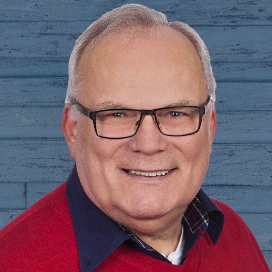 Klaus-Dieter Brügmann (Die Linke) lächelt in die Kamera.  