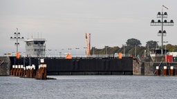 Blick auf die eingeschränkt funktionierende Schleusenanlage am Nord-Ostsee-Kanal in Brunsbüttel. © dpa Foto: Carsten Rehder