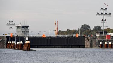 Blick auf die eingeschränkt funktionierende Schleusenanlage am Nord-Ostsee-Kanal in Brunsbüttel. Blick auf die eingeschränkt funktionierende Schleusenanlage am Nord-Ostsee-Kanal in Brunsbüttel. © dpa Foto: Carsten Rehder