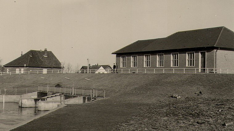 Eine historische Aufnahme vom Alten Hafen auf das Schöpfwerk in Brunsbüttel. © Stadtarchiv Brunsbüttel
