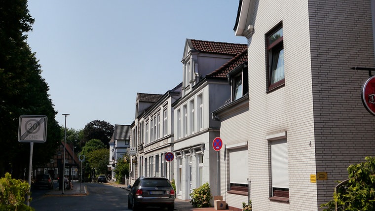 Häuserkette in Brunsbüttel am Markt.  © NDR Foto: Laura Albus