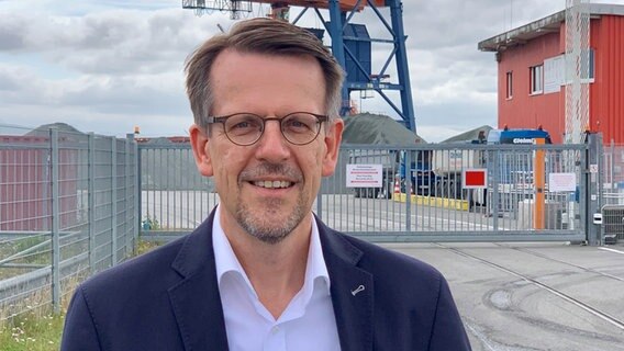 Chef der Hafengesellschaft Brunsbüttel Ports, Frank Schnabel, lächelt für ein Foto in die Kamera © Brunsbüttel Ports 