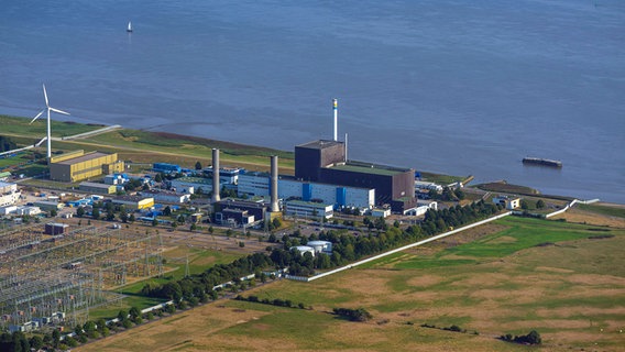 Kernkraftwerk Brunsbuettel mit Umspannwerk und Industrie an der Elbe. © IMAGO / blickwinkel 