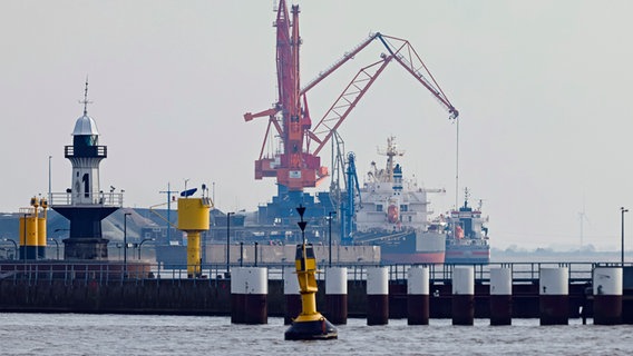 Schiffe werden be- und entladen am Hafen von Brunsbüttel. Die unmittelbare Nachbarschaft ist als Standort für ein neues LNG-Terminal. © picture alliance | dpa Foto: Frank Molter