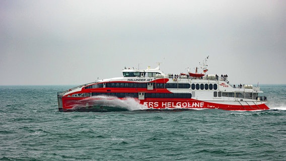 Der Katamaran "Halunder Jet" der FRS Helgoline von Cuxhaven nach Helgoland. © Imago Images Foto: Fotostand