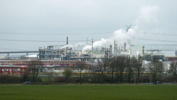 Einige Industrieanlagen in Brunsbüttel © NDR Foto: NDR Screenshot