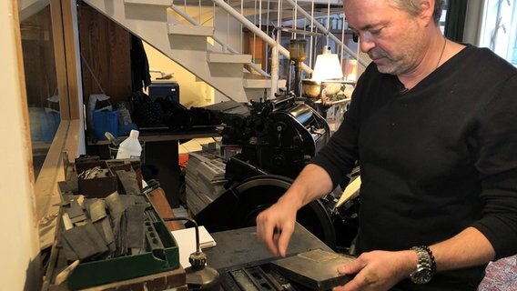 Jens Buchwald spannt die Druckplatte ein © Naïs Baier Foto: Naïs Baier