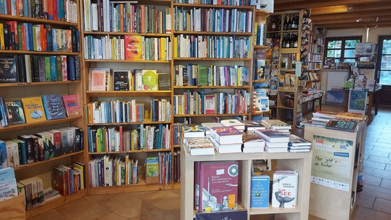 Tische und Regale im Inneren der Buchhandlung, © NDR Foto: Laura Albus