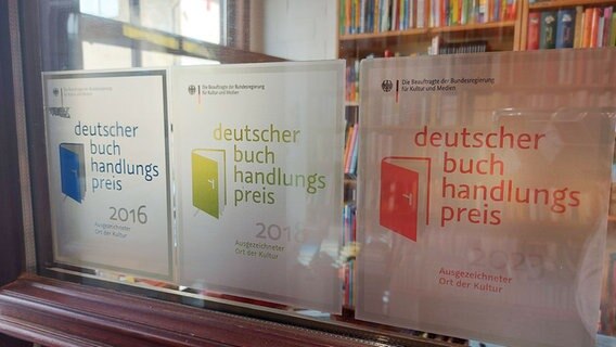 Ganz frisch dabei: Die Auszeichnung für den Deutschen Buchhandlungspreis 2023. Bereits 2016 und 2018 wurde Peter Panter ausgezeichnet. © NDR Foto: Laura Albus
