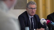 Bernd Buchholz (FDP) spricht auf einer Pressekonferenz. © NDR 
