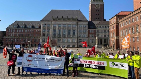 Die Mitglieder einer Volksinitiative gegen Einschränkungen bei Bürgerbegehren stehen vor dem Kieler Rathaus. © NDR Foto: Constantin Gill