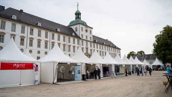 Viele weiße Pagogenzelte stehen auf dem Gelände von Schloss Gottorf anlässlich des Bürgerfestes zum 75. Landesgeburtstag von Schleswig-Holstein. © NDR Foto: Janis Röhlig