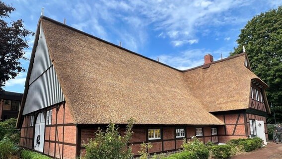 Ein Reetdachhaus im Sonnenlicht. © Stadt Kaltenkirchen Foto: Ralf Köhler