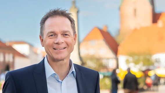 Carsten Behnk steht vor Häuserfassaden. © Carsten Behnk Foto: Carsten Behnk