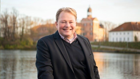 Christoph Gehl steht an einem See. © Christoph Gehl Foto: Christoph Gehl