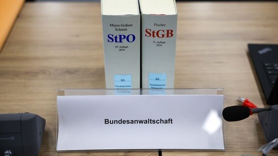 Die Strafprozessordnung (StPO, l) und das Strafgesetzbuch (StGB) auf einem Tisch vor dem Schild: Bundesanwaltschaft. © picture alliance/dpa | Jan Woitas Foto: Jan Woitas