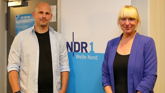Luise Amtsberg (r.) und Moderator Konstantin Gill lächel dezent in die Kamera im Aufnahmestudio vom NDR in Kiel. © NDR Foto: Pavel Stoyan