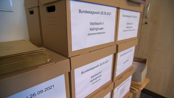 Wahllokal-Utensilien liegen in Kartons in einem Büro des Amts Kellinghusen. © NDR 