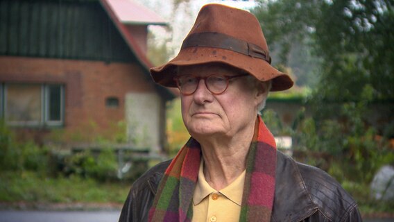 Bürgermeister von Rade Hinnerk Eggelächelt blickt seriös vor sich hin. © NDR 