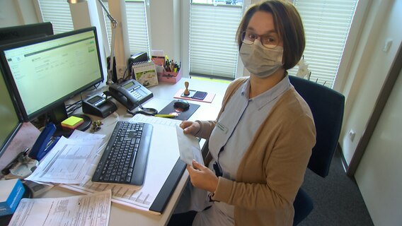 Kathleen Bubel, Amtswahlleiterin sitzt am Tisch in ihrem Büro im Amt Kellinghusen. © NDR 