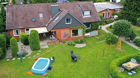 Eine Luftaufnahme zeigt das Kinderheim "Gönnebeker Kinder" mit dem Garten und einem Planschbecken . © Kinderheim Gönnebeker Kinder 