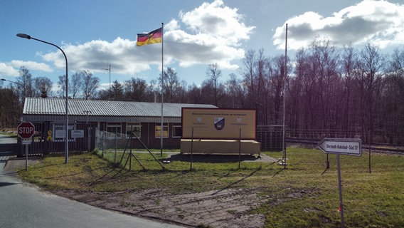 Die Zufahrt zum Materialwirtschaftszentrum Einsatz der Bundeswehr. © Bundeswehr Foto: Mareike Myzin