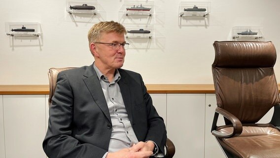 Eine Person sitzt in einem Stuhl. Eine Person sitzt in einem Stuhl. © NDR Foto: NDR