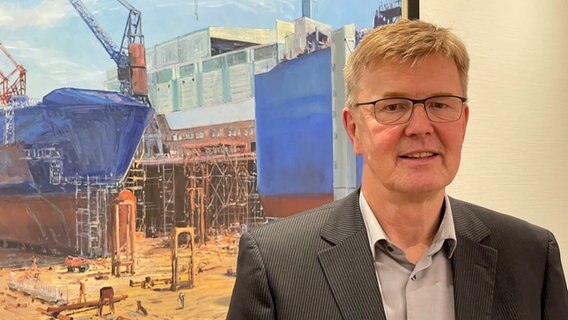 Eine Person steht vor einem Schiffsgemälde. © NDR Foto: NDR