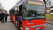 Ein roter Linienbus. © NDR Foto: Jörn Schaar