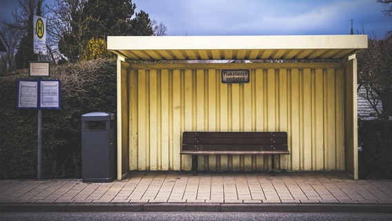 Eine leere Bushaltestelle. © IMAGO images Foto: Christian Ohde