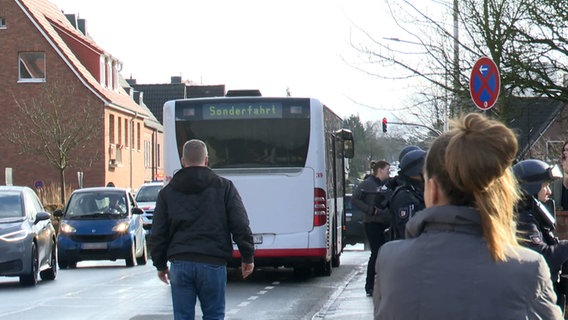 Ein Bus mit der Aufschrift "Sonderfahrt" fährt von der Kamera weg. © NDR Foto: NDR Screenshot