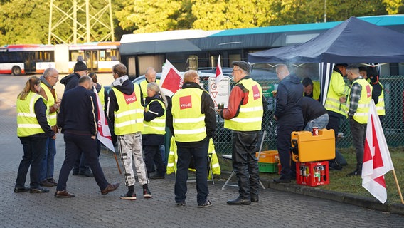 verdi-Mitglieder in gelben Westen bei einem Warnstreik. © Daniel Friederichs Foto: Daniel Friederichs