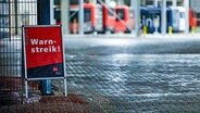 Ein Banner mit der Aufschrift · Warnstreik· hängt vor dem Eingang zum Betriebshof der Kieler Verkehrsgesellschaft. © dpa-Bildfunk Foto: Axel Heimken