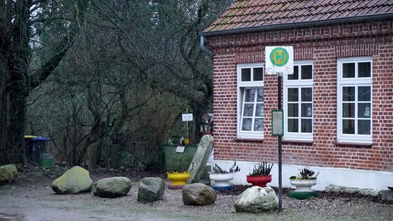 Leere Busstation vor einem Haus in Brodau. © Hauke Bülow Foto: Hauke Bülow