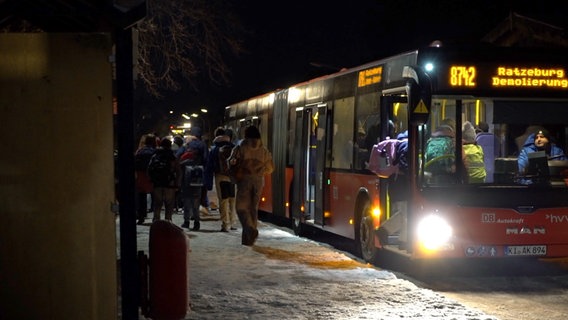 Menschen besteigen einen Bus. © NDR Foto: Hauke Bülow
