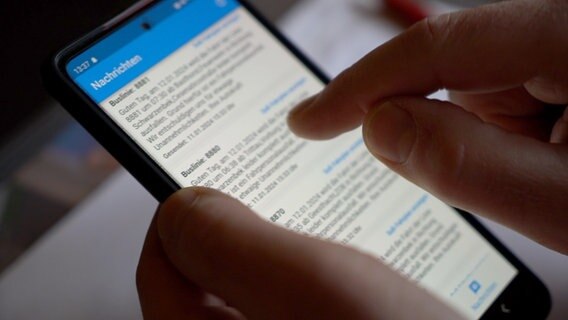 Eine Hand wischt über ein Handydisplay. © NDR Foto: Hauke Bülow