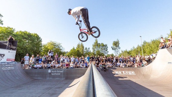 Kind fliegt mit BMX-Rad durch die Luft vor Publikum im Schlachthof Flensburg © Dirk Dillmann (Sportpiraten Flensburg e.V.) 