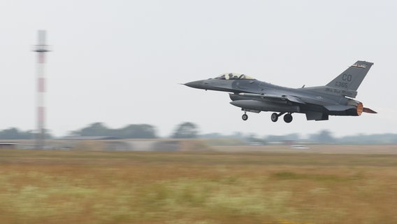 Ein F16-Kampfjet startet von einem Flughafen. © NDR Foto: Jörn Zahlmann