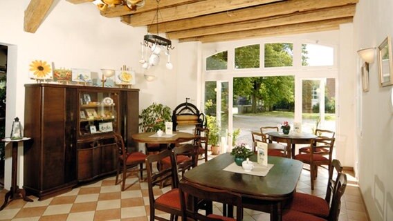 In einem Café Raum stehen antike Stühle und Tische. © NDR Foto: Katrin Bohlmann