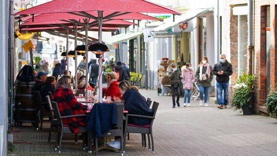 Außenbereich eines Cafés in Lübeck © picture alliance/dpa Foto: Christian Charisius