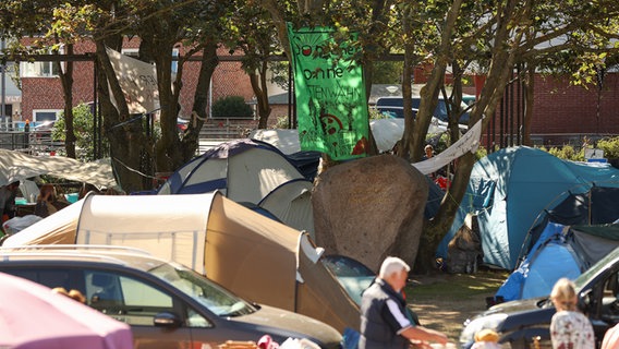 Namioty obozu ruchu oporu znajdują się w sercu Sylt Westerland.  Na pierwszym planie stoiska z pchlim targiem.  © Image Alliance/dpa Zdjęcie: Bodo Marks