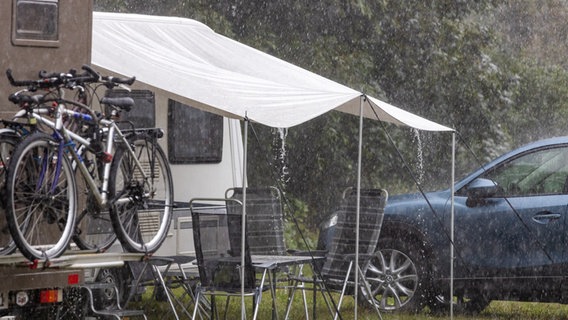 Starker Regen fällt auf einen Campingplatz. © picture alliance/dpa | Christian Lademann Foto: Christian Lademann