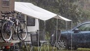 Starker Regen fällt auf einen Campingplatz. © picture alliance/dpa | Christian Lademann Foto: Christian Lademann