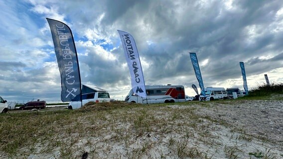 Mehrere Camping/Reisemobile stehen an einem Strand © NDR Foto: Hauke Bülow