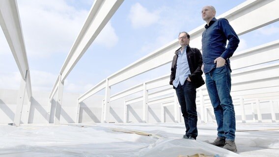 Hendrik Knopp, Geschäftsführer des Betreibers Aphria Deutschland GmbH und Thorsten Kolisch, Baustellenleiter, stehen im Rohbau einer Halle. © dpa-Bildfunk Foto: Carsten Rehder